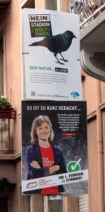 zwei Wahlpkate zum Bürgerentscheid in Freiburg am 1.2. aufgenommen in der Kartäuserstrasse.